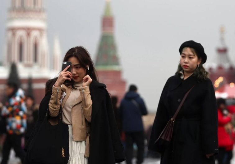 Иностранные туристы возвращаются в Россию